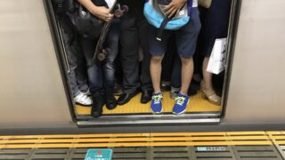 田舎から都会に出た際に感じる不安感は、広場恐怖症と同じなのか？