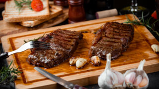 肉を食べすぎるとどうなる？胆汁と大腸がんの関係を解説