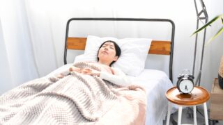 不眠と熟睡が交互に来るのはなぜ?50代に多い原因を科学的に解説【睡眠専門家の視点】